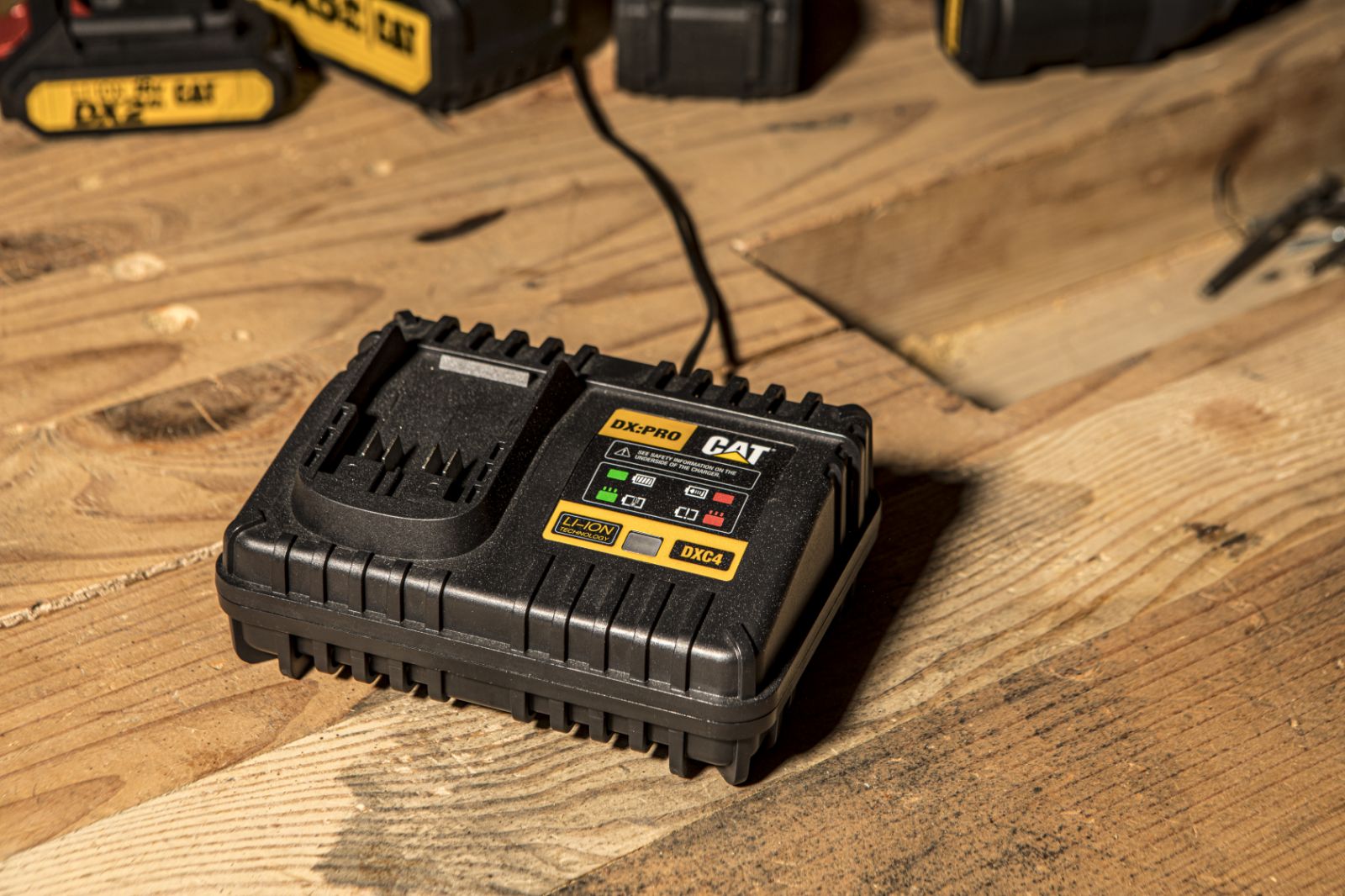 CAT punjač DXC4 18V